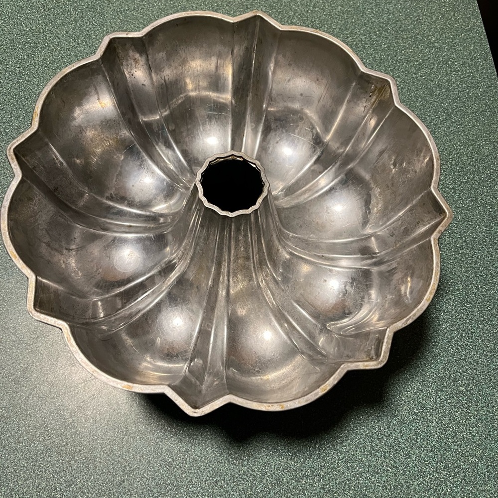 Vintage, Bundt Fluted Tube pan/ Firm price